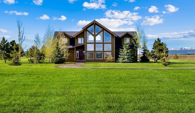 Luxurious, Private Cabin w/Hot Tub & Volleyball in McCall