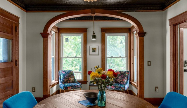 Luxurious Renovated Farmhouse Post & Beam Barn and Charm in Williamstown
