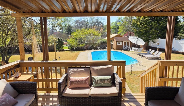 Luxury 3BR Getaway 2 Master Suites Pool & More, Great Location in Stone Mountain
