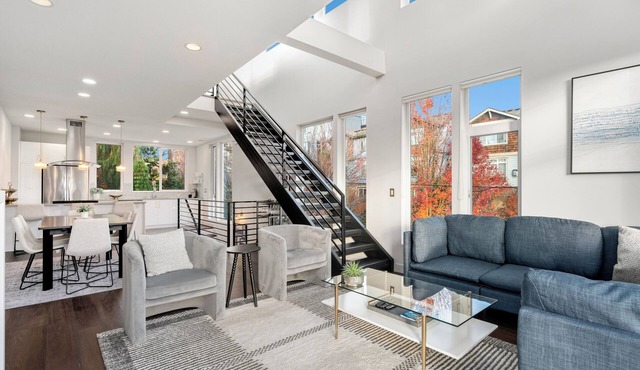 Luxury End Unit Townhome with Views of Space Needle and Lake Union w/Parking! in Seattle