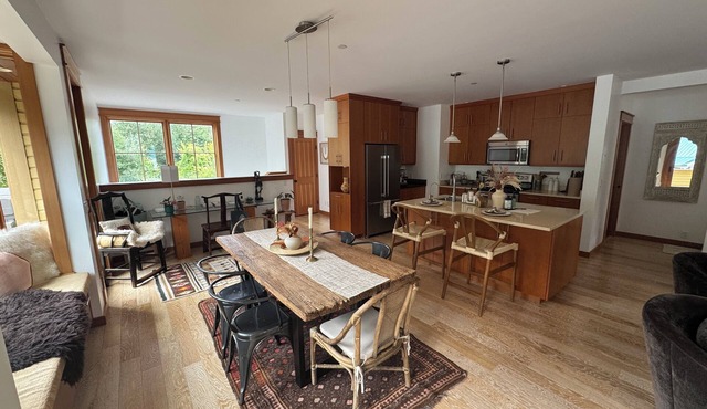 Luxury In-Town Penthouse Suite with beachfront Park, Ocean View in Eastsound