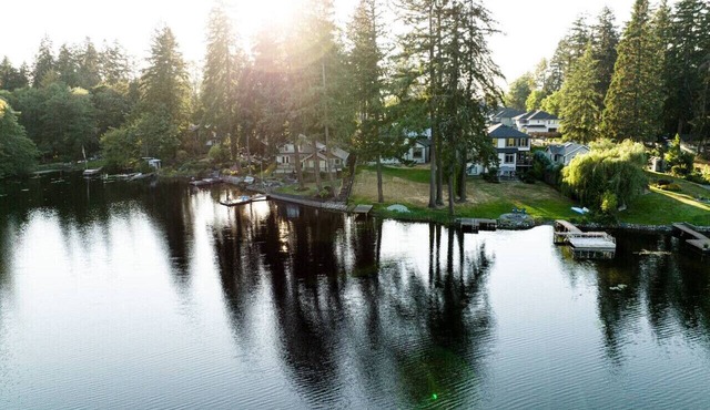 Luxury Lake Waterfront Friendly Retreat in Federal Way