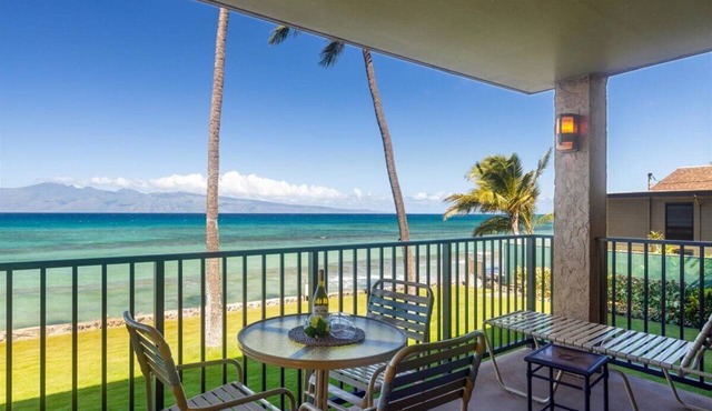 Luxury oceanfront studio with spacious lanai in Lahaina