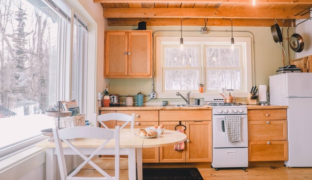 Luxury Off Grid Romantic Cabin in the Woods 20 Minutes from Sugarbush Ski Resort in Roxbury