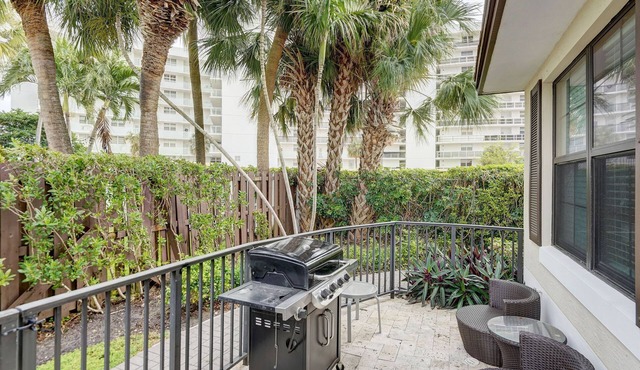 Luxury Pompano beach Vacation With Pool & minutes to beach. in Pompano Beach