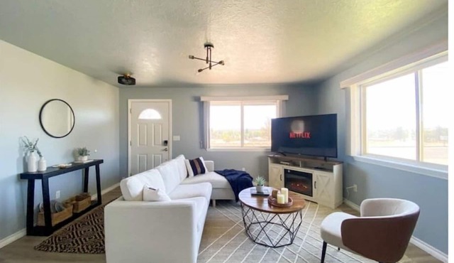 Madras Oak House ● Entire Home w/Unopposed Mountain View ● Fireplace ● BBQ in Madras
