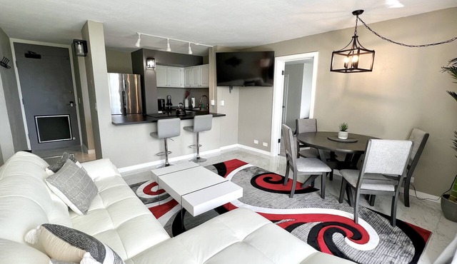 Maluhia Wai - Modern 2 Bd Condo w/Pool, A/C, Wi-Fi in Hilo