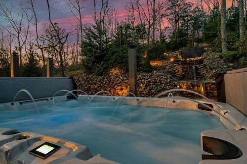 Mega Spa, Fire Pit, Views, sleep 18, Arcade, Karaoke, Gaming System in Cosby