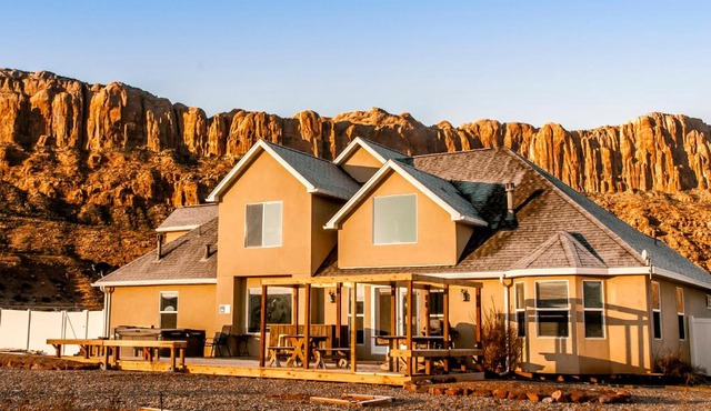Moab Desert Home, 4 Bedroom Private House, Sleeps 10, Pet Friendly in Moab