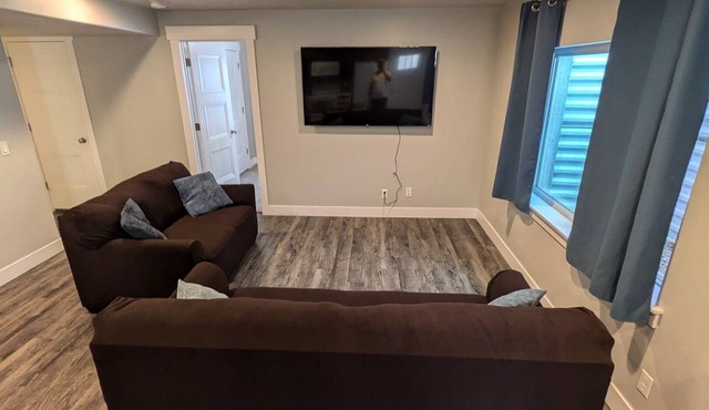 Modern 1BR by Silicon Slopes – Workspace & 65” TV in American Fork