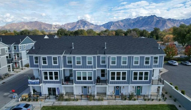 Modern 3BR Retreat Mtn Views & Garage Parking in South Salt Lake