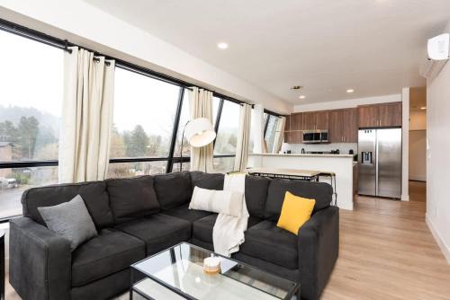 Modern condo with town and mountain views in Evergreen