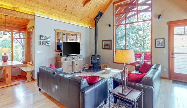Modern lakefront cabin with dock & 180 feet of pristine waterfront in Chelan