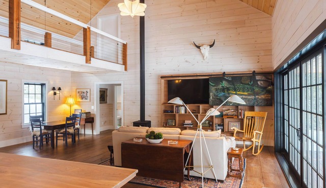 Modern Mountain Sanctuary: Luxury Farmhouse with Mountain Views in Arlington
