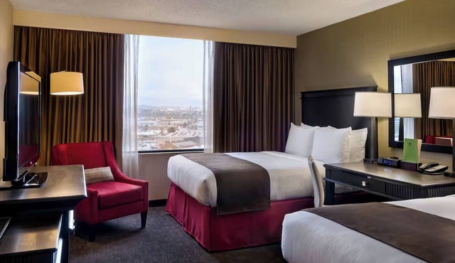 Modern Stay Close to Civic Center: Two Urban Accommodations in Los Angeles County