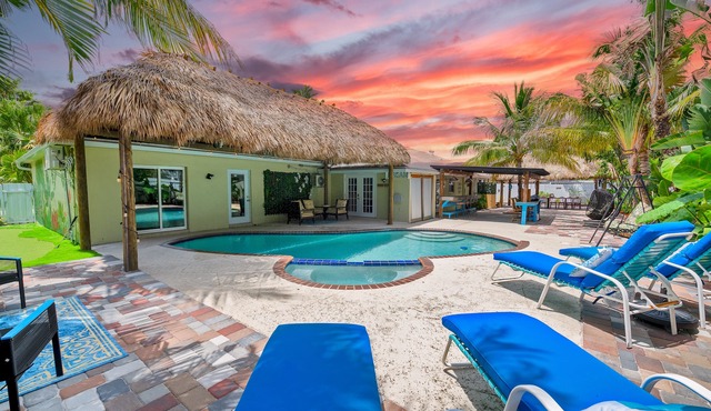 Modern Tropical 5 bd, 4 bath, heated pool, Mini Golf, tiki hut, outdoor bar in Boynton Beach