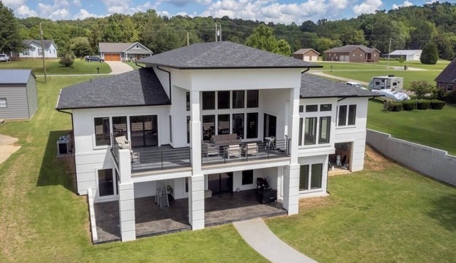 Modern Waterfront Mansion with Private Dock, kayak, paddle board and ping pong in Florence