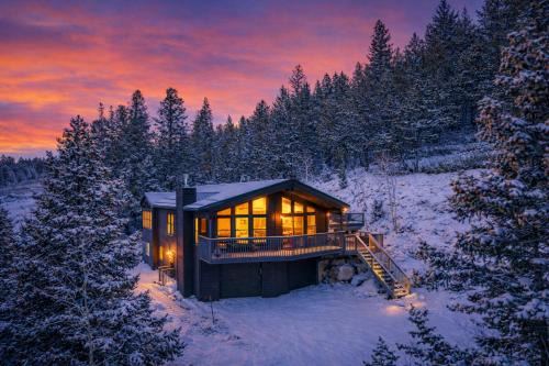 Mountain View Retreat - Game Room, 2 Living Areas, Hot Tub, Fire Table in Black Hawk