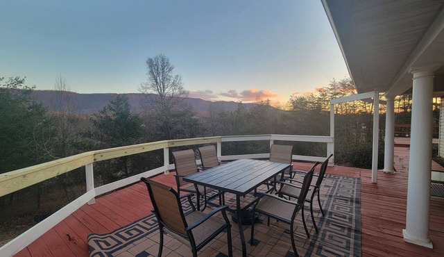 Mountain view retreat, 3 bedroom overlooking the Foothills. in Maryville