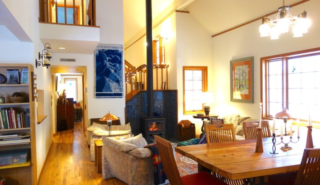 Mt Ashland Homestead, Ashland 10m, 40 ridgetop acres old forest, right by PCT in Ashland