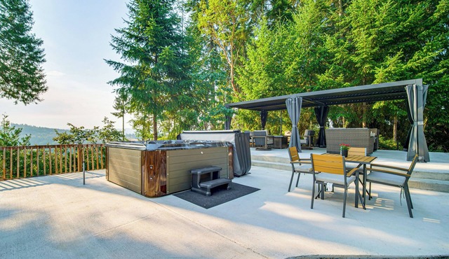 “Mtn Views & Hot Tub: Umpqua Valley Villa!” in Roseburg
