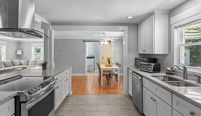 Narragansett Coastal Retreat- minutes to Beach & Pond in Narragansett