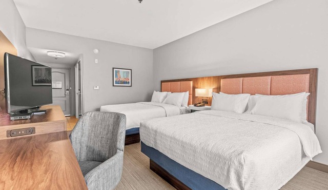 Near Riverdale Golf | Pool + Free Breakfast in Brighton