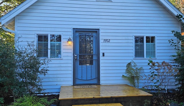 Nestled in the charming University Place, our cozy house is a perfect retreat! in University Place