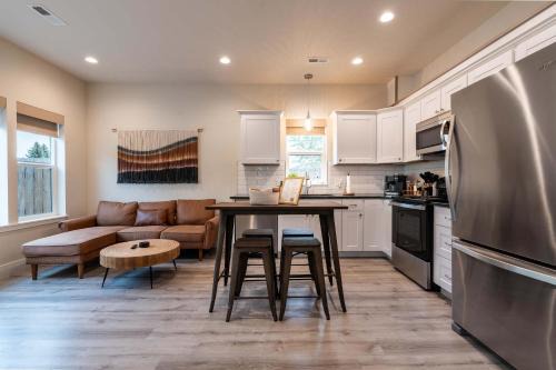 New modern home - movie and game room - Family Friendly in Post Falls