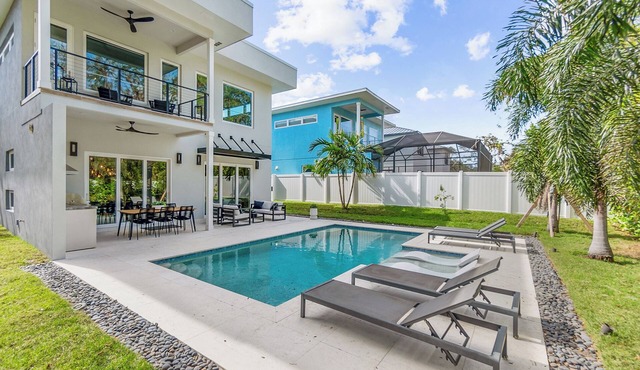 New modern home with salt water heated pool located minutes from SiestaKey Beach in Sarasota