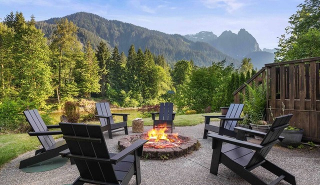 *NEW* The M house. Hot tub/Firepit/Patio dining in Gold Bar