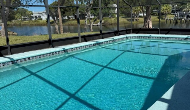 New VRBO 2026 open dates-New 4/3 with heated pool, dock, kayaks, outdoor space in Crystal River