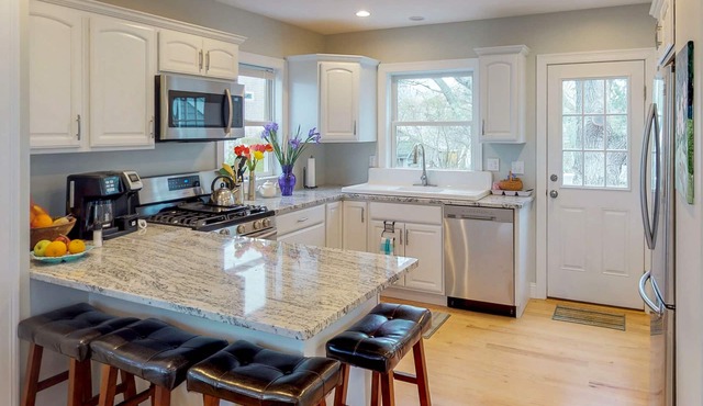 Newly built bayview home, steps to dock/launch on Great Pond - small dogs OK in Falmouth