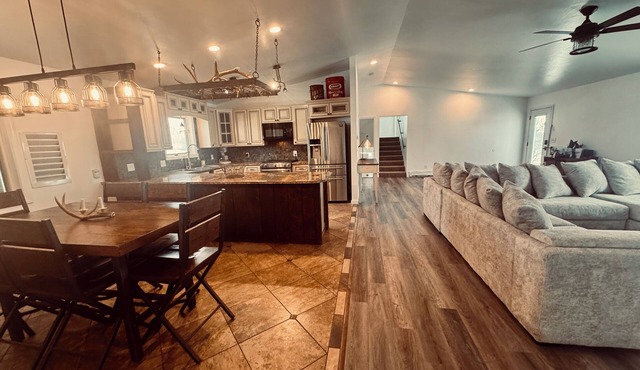 Newly remodeled 4 bed 4 full bath Clse to Mesa Verde Nat Parks Trails Mtn Views in Dolores