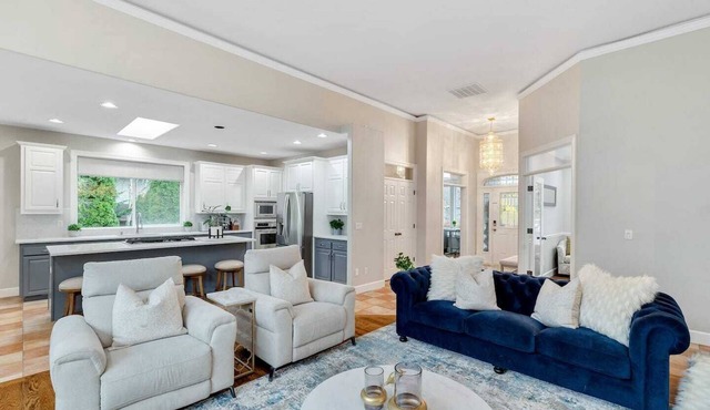 Newly Remodeled! Modern Luxe Home w. Hot Tub in Happy Valley