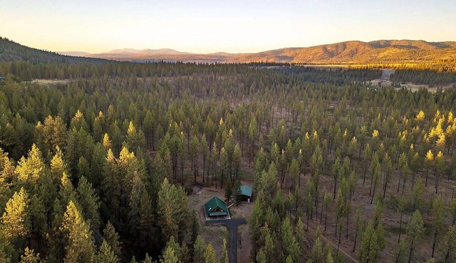 NOT IMPACTED BY CURRENT FIRES Cozy Log Cabin Retreat INSIDE Riverside State Park in Nine Mile Falls