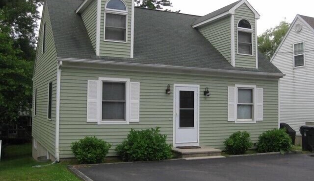 NOW BOOKING 2026 ~ Beautiful, Oversized Cape in Scenic Bonnet Shores! in Narragansett