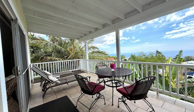 Ocean View, Full Kitchen, Gorgeous Top Floor Suite surrounded by Tropical Garden