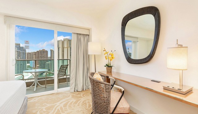 Ocean Views + Walkway to Mall-Ala Moana Hotel 2513 in Honolulu