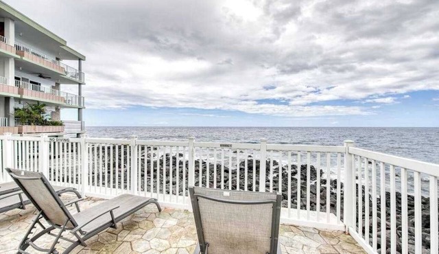 Oceanfront Resort Kona Condo with Lanai, Pool - Walk to Beach
