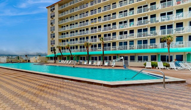 Oceanfront Studio w/Balcony, Pool & Hot Tub Access in Daytona Beach