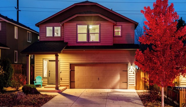 Old Mill Getaway by AvantStay | Private Backyard w/Hot Tub in Bend