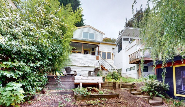 Original West Seattle beach cottage with amazing Elliott Bay views - dogs OK in Seattle