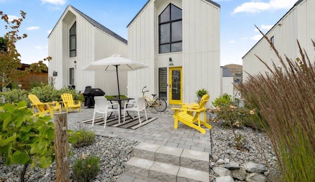 Outdoor Heater & Covered Patio, Paddle boards, Fire table, Bikes, Outdoor Games in Chelan