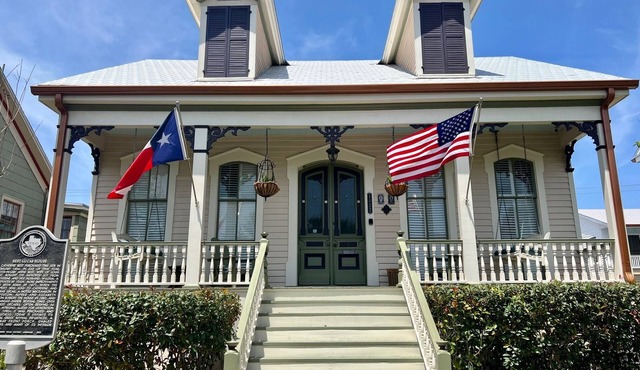 Pamela's Paradise! East End Historical Home in Galveston