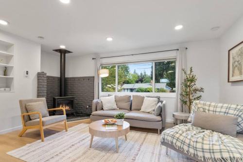 Peaceful Family Retreat Home w Firepit n Grill in Mountlake Terrace