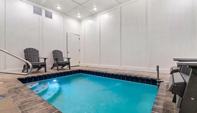 Peaceful Getaway Luxe Cabin w Private Pool in Sevierville