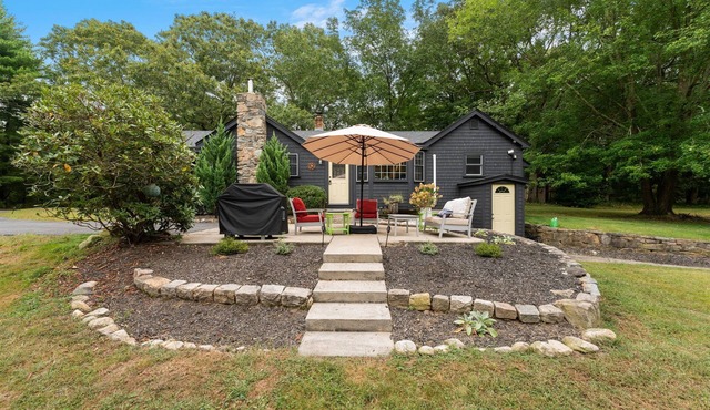 Peaceful Oasis minutes to T.F. Green International Airport, Main Street & more in East Greenwich