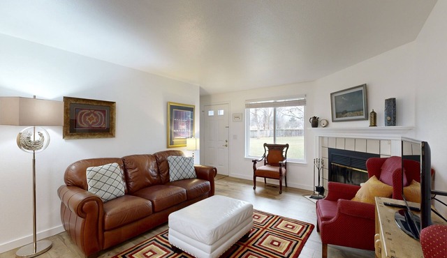 Peaceful townhouse, fast WiFi & partial mountain views - walk to shops in Boise