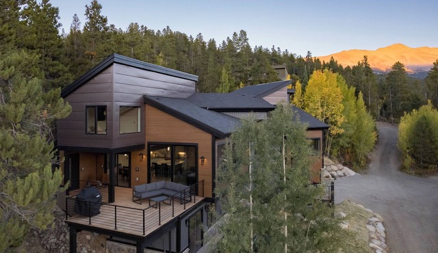 Peerless Retreat: Modern Home w/4 King Ensuites, Views & Hot Tub in Breckenridge